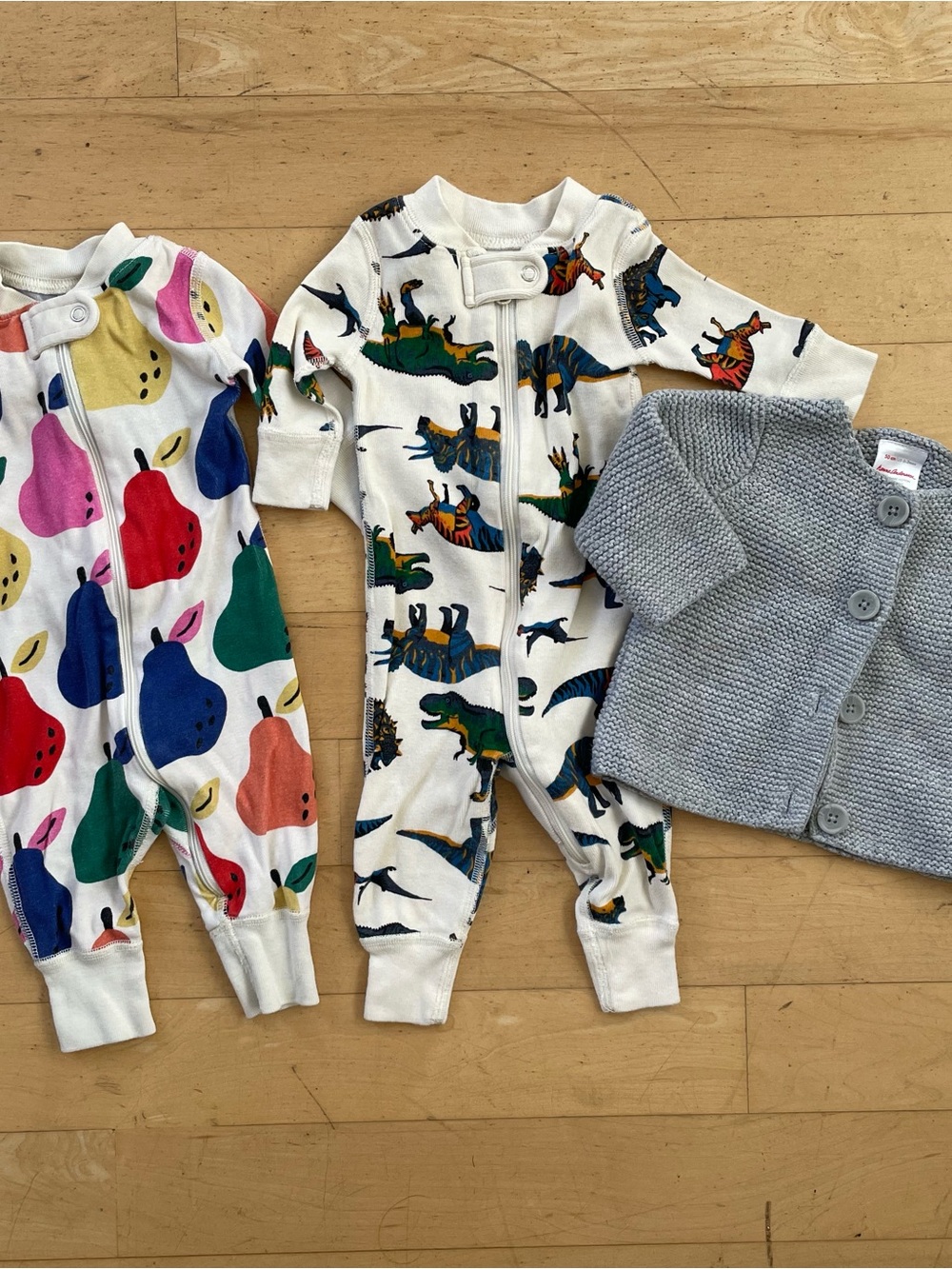 Hanna Andersson Multicolor Fruit & Dino Zip Pajamas with Gray Knit Cardigan